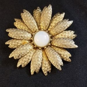 Vintage /Mother of Pearl Center Daisy Brooch